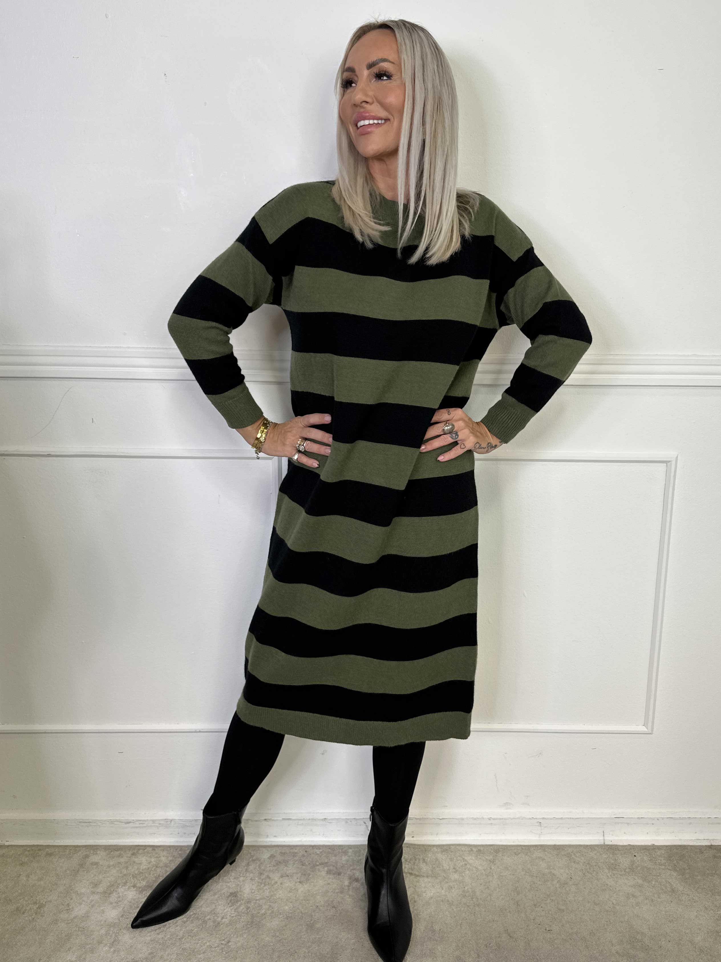 Alvilda - Lång mjuk stickad klänning med ränder